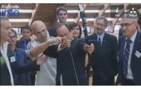 François HOLLANDE s'essaie au tir à l'arc